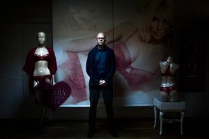 Årets Ejerleder i Region Hovedstaden er Claus Walther Jensen, der sammen med ægtefællen driver en international lingerikæde. Snart får kæden global opmærksomhed gennem et samarbejde med Britney Spears. 