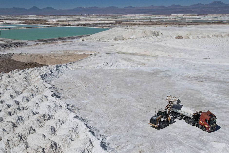 En litiummine i Atacama Ørknen i Chile. Den globale udvindingskapacitet skal udvides markant frem mod 2030, da litium er vanskeligt at genanvende. Foto: AP/Lucas Aguayo Araos  