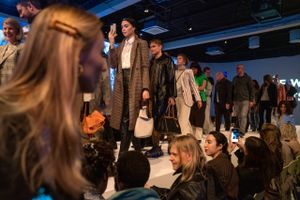 Modehuset Carcel holder åbningsshow til modeugen januar 2020. De viser intet tøj, men inviterer publikum op på catwalken. 
Foto: Stine Bidstrup
