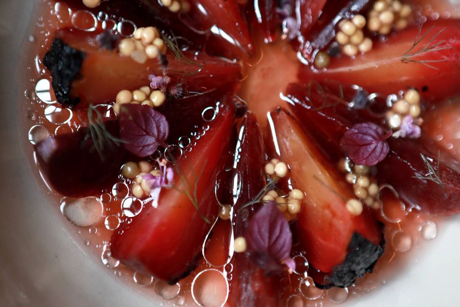 Hvis restaurant June var et jazzband – og det kunne den godt være – ville det være et møde mellem Svend Asmussen og Aske Bentzons berømte "Badminton"-plade. 