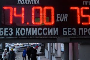 Den faldende rubelkurs og en generel dyster udsigt for russisk økonomi får mange forretningsfolk til at forlade Rusland. På et år er den russiske valuta faldet med omkring 40 pct. i forhold til dollaren.