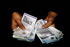    Hnder fulde af danske kontanter, sedler, penge.  Foto: Lærke Posselt