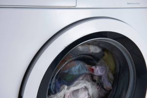 Elselskaberne og Energistyrelsen vil have os til at bruge vaskemaskine, tumbler, opvaskemaskine og lignende om natten, og når vi er på arbejde. Forsikringsselskaberne advarer om en øget brandfare.