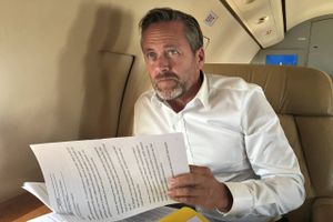 Den tidligere danske udenrigsminister og leder for Liberal Alliance, Anders Samuelsen, er blevet hyret af en erhvervsmand med blakket fortid.