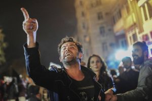 Modstandere af forfatningsændringen protesterede mandag på gaden i Istanbul, hvor de råbte slagord og lovede, at kampen ville fortsætte. Foto: Cansu Alkaya/AP