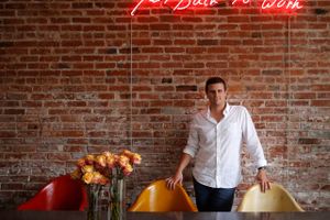 In this July 1, 2014 photo, Dollar Shave Club CEO and co-founder Michael Dubin poses for photos at the company's headquarters in Venice, Calif. The relocation of tech companies to southern California is part of a growing movement of U.S. cities seeking to duplicate the formula that turned northern California’s Silicon Valley, slightly south of San Francisco, into a mecca of society-shifting innovation and immense wealth. Dubin says the Venice scene has helped his online razor service recruit employees. Foto: AP/Jae C. Hong