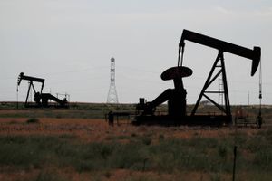 Olieproduktionen er faldet kraftigt i USA, siden coronakrisen ramte, men på det seneste er der fornyet aktivitet på oliefelterne som her i Texas. Foto: AP/Tony Gutierrez