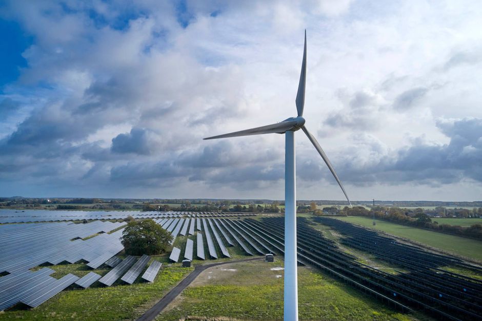 En politisk aftale fra juni 2022 har som mål at firedoble elproduktionen fra solceller og vindmøller på land frem mod 2030. I år går udbygningen med landvind i minus.