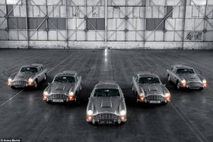 Her er de fem smukke og nybyggede DB5 som kendes fra James Bond Filmen Goldfinger samlet på et foto, inden de skal afskibes til de nye ejere. Foto: Aston Martin.