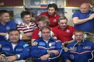 Sammenkoblingen af Sojuz-kapslen med Den Internationale Rumstation, ISS, forløb planmæssigt, og kort efter kunne Andreas Mogensen (nederst t.h.) svæve ind på rumstationen sammen med kaptajnen, russiske Sergej Volkov (nederst i midten), og Ajdyn Aimbetov fra Kasakhstan (nederst t.v.), hvor de blev modtaget af rumstationens seks øvrige beboere. Foto: Narendra Shrestha/AP  