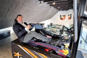 Thomas Klavsen samler unikke biler som investering i stedet for traditionelle investeringer. Det betyder, at han stort set kun kan beundre de kostbare køretøjer, for bilerne taber for meget i værdi, hvis han kører i dem.