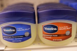 Vaseline er et varemærke i Unilever-koncernen, og som det fremgår af produktet til venstre, består det af 100 pct. hvid petrolatum. Foto: Reuters/Andrew Kelly 