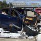 Ved den voldsomme ulykke i marts på en motorvej i Californien havde chaufføren kørt samme tur mange gange før, med autopilot tændt. Ulykken, der kostede chaufføren livet, blev gjort værre af, at en blød buffer foran autoværnet var blevet smadret i en tidligere ulykke. Foto: AP/KTVU