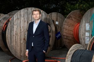 TDC har i 2. kvartal tabt 52.000 kunder. Alligevel finder finansdirektør Lasse Pilgaard grund til at være tilfreds med udviklingen i Danmarks største telekoncern.