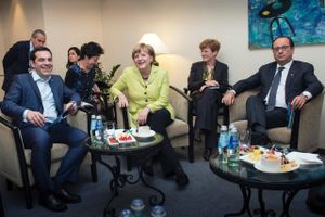 Den græske premierminister, Alexis Tsipras, den tyske kansler Angela Merkel og Frankrigs præsident, François Hollande, under et hotelmøde i Riga sent torsdag aften. Mødet, der blev holdt på sidelinjen af EU-topmødet, førte dog ikke nogen aftale med sig.
