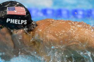 Michael Phelps tangerede rekorden for flest vundne olympiske svømmemedaljer, da han i dag vandt sin 17. af slagsen.