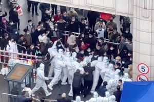 En række ucensurerede sociale platforme på nettet, der er blevet anvendt af demonstranter, lukkes ned.