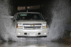 A Chevrolet Suburban is driven through the flood test at the General Motors Milford Proving Grounds in Milford, Mich. Foto: AP Photo/Carlos Osorio
