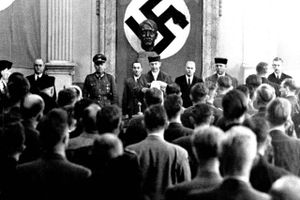 Roland Freisler, formand for Folkedomstolen - en specialdomstol for forræderi under Nazi-Tyskland - læser dommen over de otte mistænkte bag attentatforsøget imod Hitler den 20. juli 1944. Tre af dem blev henrettet kort efter midnat. Foto: AP.