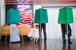 Svenske vælgere i sving ved stemmeboksene i Stockholm-forstaden Rinkeby. Foto: Jonathan Nackstrand/AP