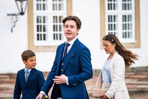 Kronprinsparret har besluttet, at deres børn ikke skal gå på Herlufsholm efter massiv kritik af skolen.