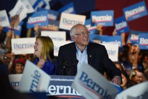 Efter vælgermøder i Nevada har Sanders - med støtte fra nye grupper - fået meget bedre odds, vurderer lektor.