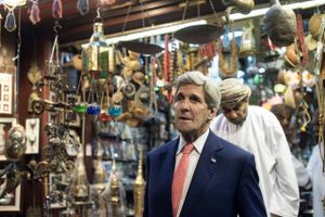 Den amerikanske udenrigsminister, John Kerry, på basar besøg i Muscat i Oman under en rundrejse til Mellemøstlige lande forud for atomforhandlingerne, der nu genoptages i Wien. Foto: Nicholas Kamm/AP