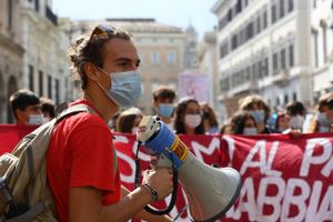 Italienske studerende demonstrerer i Rom i protest mog, at studieåret 2020-21 på grund af nye coronaudbrud endnu ikke er begyndt - trods 6 mdr.s nedlukning. Foto: AFP/Vincenzo Pinto 