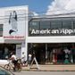 På sit højeste havde American Apparel 230 butikker på verdensplan og var over én mia. dollars værd. Men en kvindeglad direktør kostede alt.