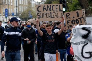 Fans har protesteret over den nye Super League, bl.a. her inden Chelseas kamp tirsdag aften. Kort efter begyndte de engelske klubber at bekræfte, at de er på vej ud af projektet. (Photo by Adrian DENNIS / AFP)
