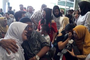 Relatives of passengers comfort each other as they wait for news on a Lion Air plane that crashed off Java Island at Depati Amir Airport in Pangkal Pinang, Indonesia Monday, Oct. 29, 2018. Foto: AP