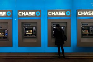 A customer uses an ATM inside a JPMorgan Chase & Co. bank branch in New York in January. Foto: Daniel Tepper, Bloomberg