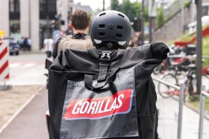 Der kommer ikke gå mere end 10 minutter, fra du bestiller på appen, til buddet står ved din dør. Det lover den tyske budtjeneste Gorillas, som nu vil konkurrere med Wolt i København.