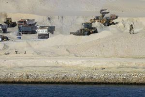 Den 72 km store udvidelse af Suez-kanalen har krævet hårdt arbejde og mange bulldozerkræfter med alt det sand, der skulle flyttes. 