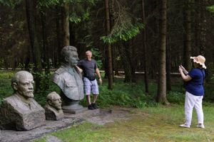 Vesten frygter, at Putins næste skridt er et forsøg på at invadere de baltiske lande, og at han vil bane vej til sin isolerede Østersø-enklave, Kaliningrad, ved at angribe Suwalki-korridoren, den 100 kilometer lange grænse mellem Litauen og Polen, som kaldes Nato's blødeste punkt. I så fald går turen forbi et Disney-agtigt Stalinland.