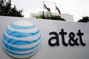 Den amerikanske telekommunikationsgigant AT&T nedskriver 10 mia. dollar - svarende til 64,1 mia. kr. - blot godt en uge før, at selskabet kommer med regnskab for fjerde kvartal.