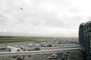 Londons store lufthavn Heathrow stopper alle afgange. Det sker, efter at der er set en drone i luften, skriver Reuters.