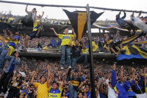 Fans af Boca Juniors klatrer op ad hegnet inden en kamp mod River Plate i 2007. I øjeblikket bliver kampene spillet uden udefans på grund af frygt for uroligheder mellem fansene.
Foto: Natacha Pisarenko