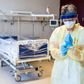 Beskyttelsesudstyret har bredt sig i det danske sundhedsvæsen, men undervejs er mange sygeplejersker og sosu-assistenter blevet smittet med covid-19, og mange har anmeldt det som en arbejdsskade. Der går formentlig år, før man kender de samlede erstatningsudgifter. Foto: Ida Marie Odgaard/Ritzau Scanpix