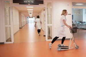 Sygeplejerske på løbehjul på gangene på Aarhus Universitetshospitalet i Skejby. Foto: Stine Rasmussen