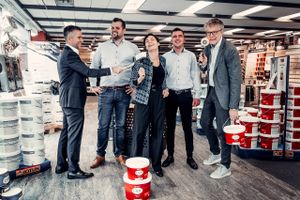 Serieinvestorerne Jan Lehrmann og Jacob Risgaard har købt Mia Wagner ud af onlinevirksomheden Decofarver, som "løverne" sammen investerede 2,7 mio. kr. i. 