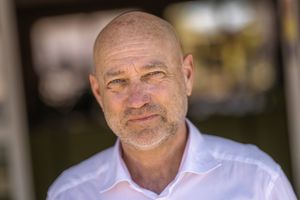 Den vestjyske andelskasse FasterOikos tror på udvikling frem for afvikling. I et marked præget af fusioner kæmper en af landets få andelskasser for at bevare sin selvstændighed. Alene sidste år blev direktøren inviteret på kaffe hos tre andre pengeinstitutter.