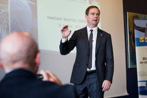 Hackerangreb er en alvorlig sikkerhedstrussel, som det danske erhvervsliv lige så godt kan tjene penge på. Det var budskabet fra forsvarsminister Nicolai Wammen på en konference i Billund. 