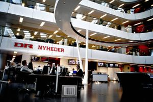 Dansk Folkeparti vil have svar på, hvorfor udenlandske selskaber som Apple og Sony ikke skal betale for at distribuere DR's kanaler, mens traditionelle tv-distributører skal til lommerne.