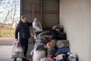 Organisationer melder om overvældende interesse blandt danskerne for at bidrage med nødhjælp til Ukraine. I Nordjylland fik lokale i fællesskab på et døgn fyldt en lastbil med alt fra tøj, soveposer, liggeunderlag og medicin.  