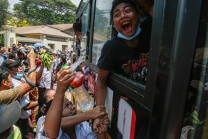 Fredag benådede Myanmars præsident en fjerdedel af landets indsatte som led i en nytårsfejring, men kun et fåtal af de politiske fanger fik lov til at komme på fri fod, skriver flere menneskerettighedsorganisationer.