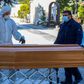 Den globale coronapandemi vil ikke kun koste mange mennesker livet, som her i Italien. Krisen vil også blive udnyttet af fremmede magter og ekstremistiske grupperinger, frygter Danmark, Norge og Sverige. Foto: PIERO CRUCIATTI/Ritzau Scanpix