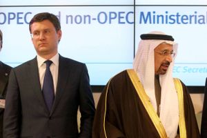 Ruslands energiminister Alexander Novak (t.v.) mener, at de nugældende oliepriserne er acceptable for såvel olieforbrugere som producenter. Det er han saudiarabiske kollega Khalid al-Falih ikke enig i. Foto: AP/Ronald Zak
