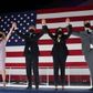 Firebanden efter Joe Bidens takketale. Fra venstre Jill Biden, Demokraternes præsidentkandidat Joe Biden, vicepræsidentkandidat Kamala Harris og hendes mand, Douglas Emhoff. Foto: Kevin Lamarque/Reuters