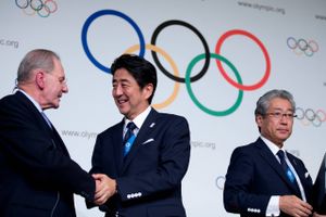Japans premierminister Shinzo Abe giver hånd til præsident for IOC Jacques Rogge d. 7. september 2013, hvor Tokyo officielt tildeles OL i 2020. Nu har franske myndigheder mistanke om japansk bestikkelse. 